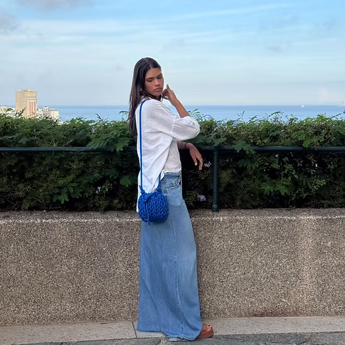 Modelo usando a bolsa Iza azul royal