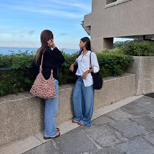Duas modelos usando as bolsas Yara cores nude e preto