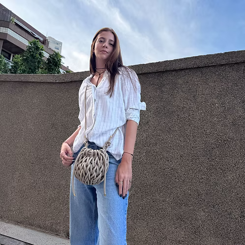 Modelo usando bolsa Mia rami