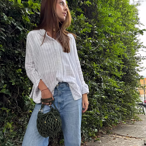 Modelo usando a bolsa Iza verde militar