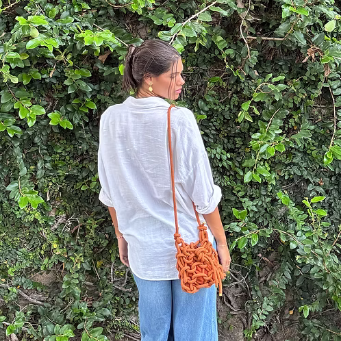 Modelo usando bolsa Nalu terracota