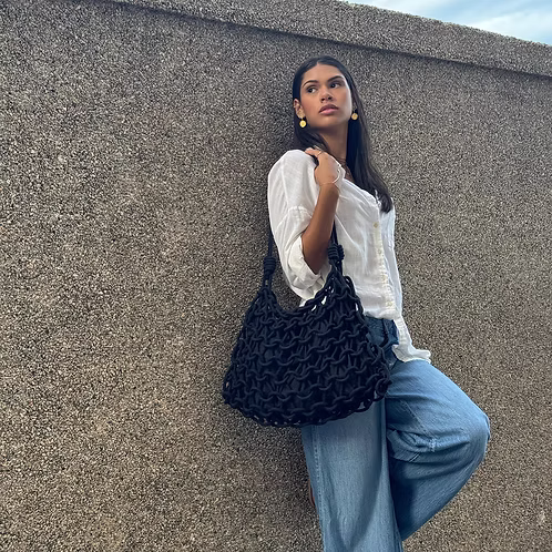 Modelo usando a bolsa Yara preta