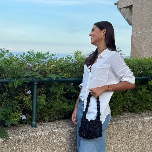 Modelo usando bolsa Laila preta