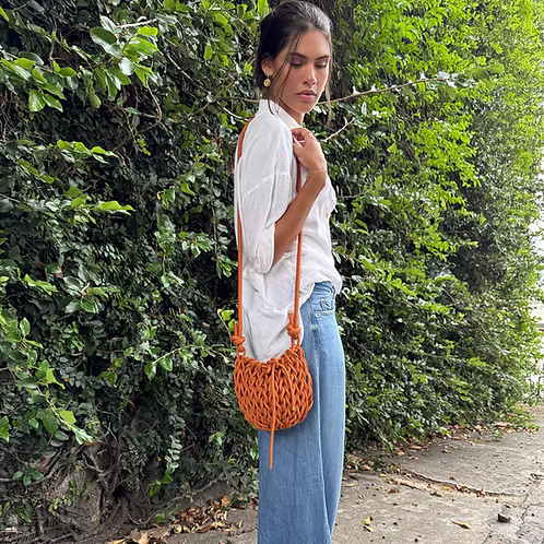 Modelo usando a bolsa Iza terracota