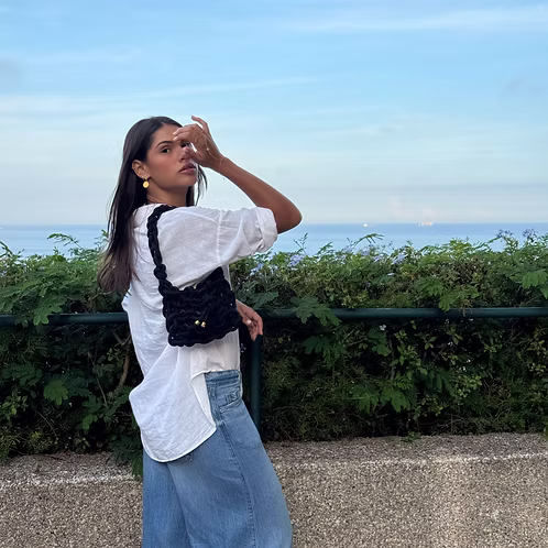 Modelo usando bolsa Laila preta