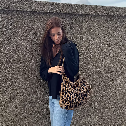Modelo usando a bolsa Yara caramelo
