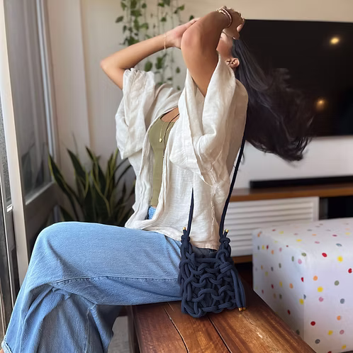 Modelo usando bolsa Nalu marinho